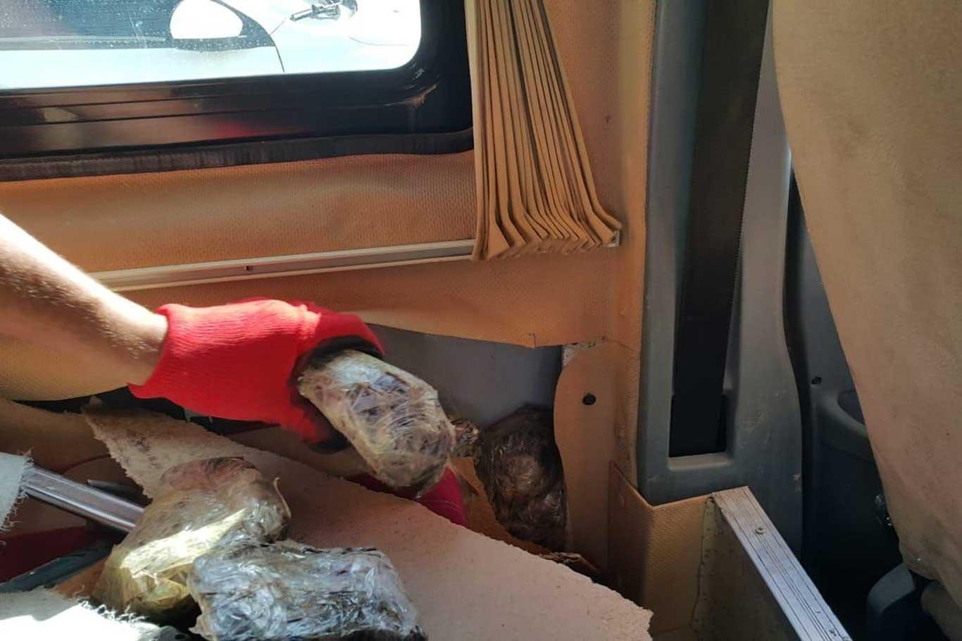 Van'da bir minibüste gizlenmiş 55 kilogram afyon sakızı ele geçirildi